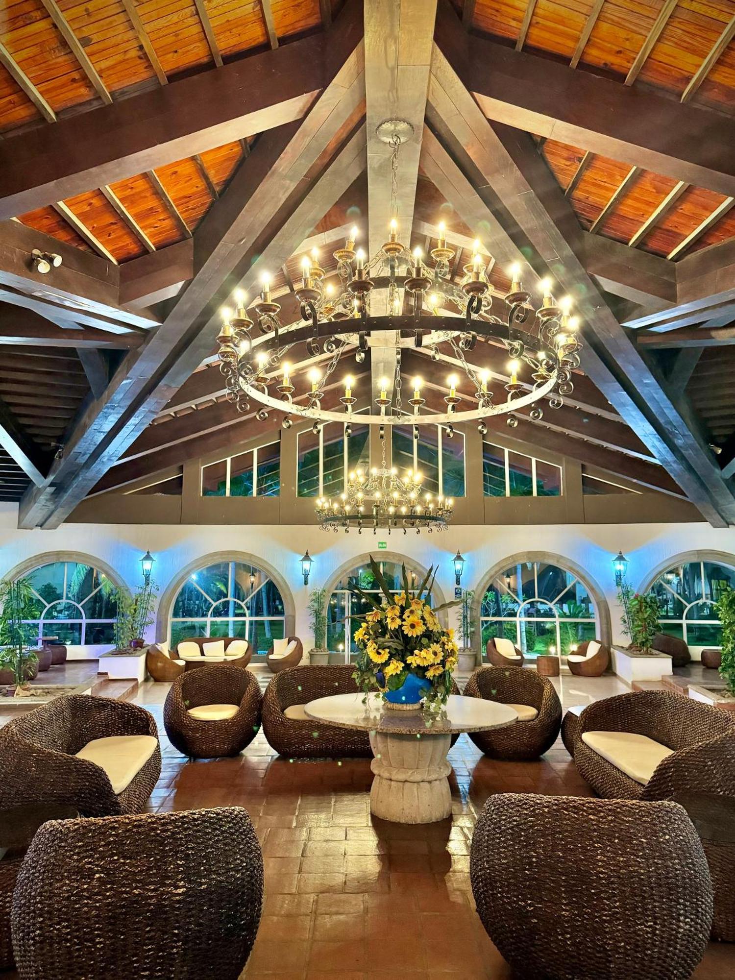 Hotel Tesoro Beach San Luis La Herradura エクステリア 写真