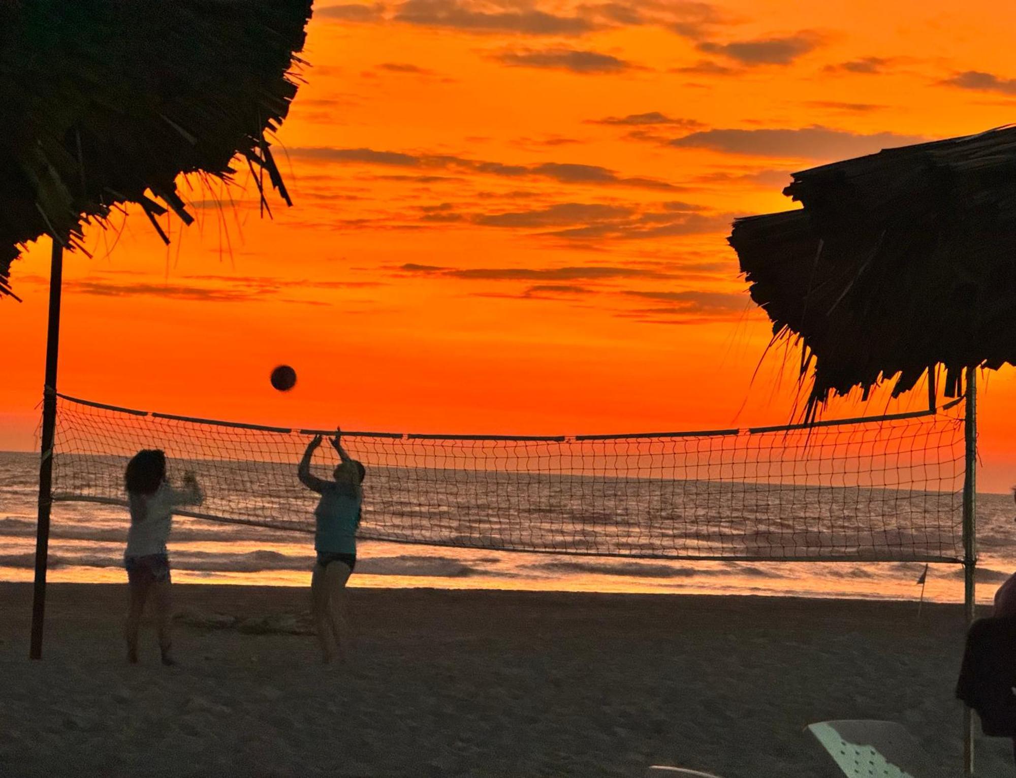 Hotel Tesoro Beach San Luis La Herradura エクステリア 写真