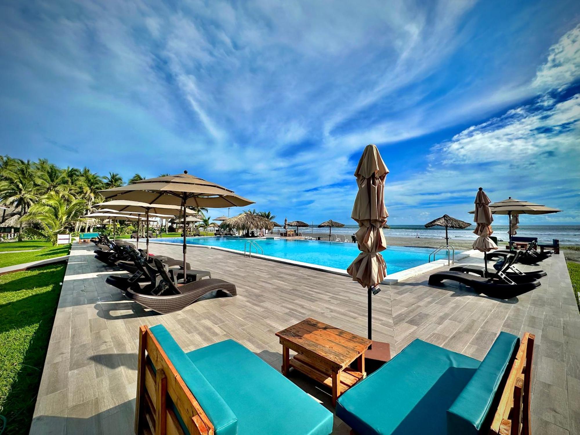 Hotel Tesoro Beach San Luis La Herradura エクステリア 写真