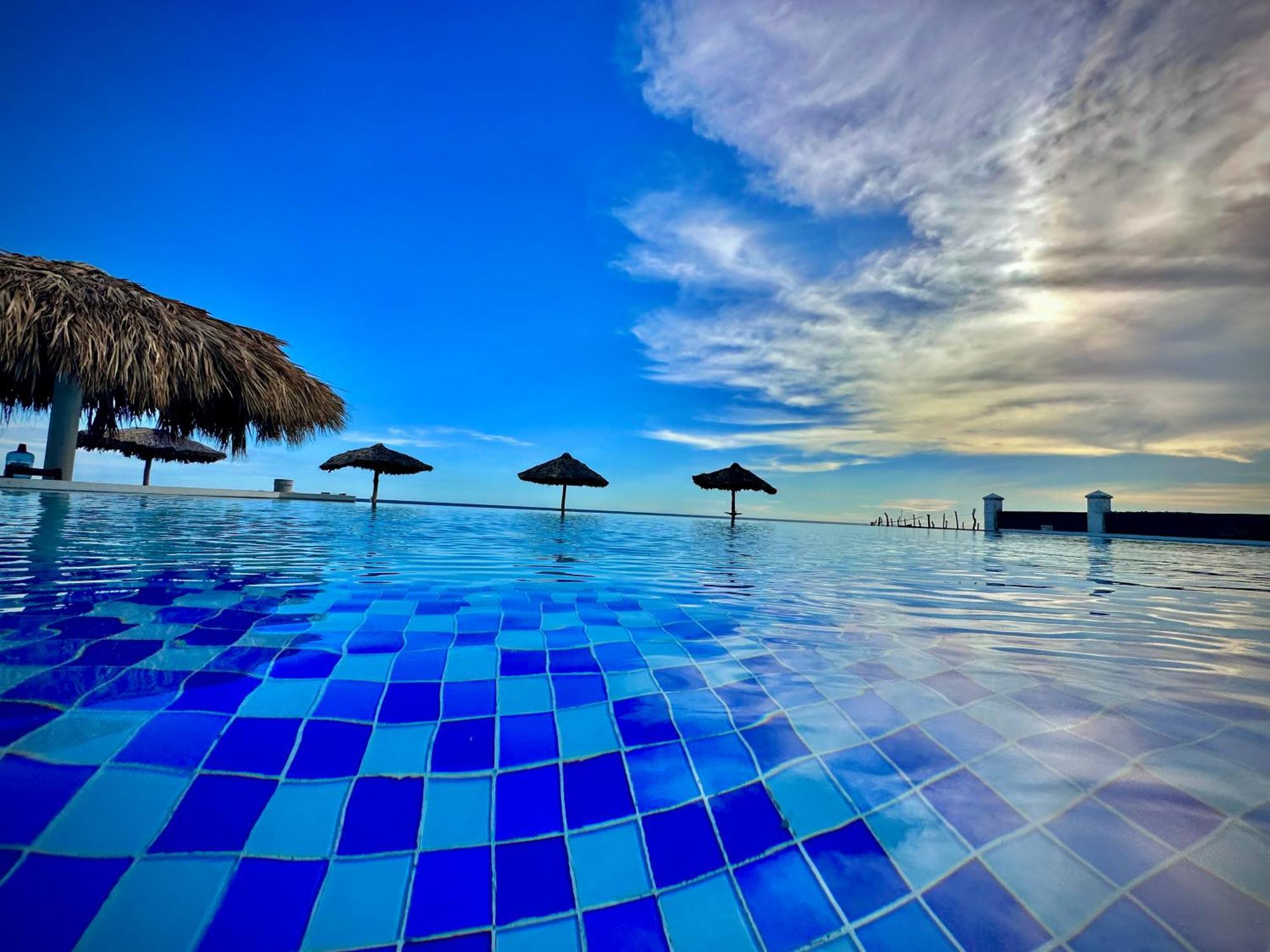 Hotel Tesoro Beach San Luis La Herradura エクステリア 写真