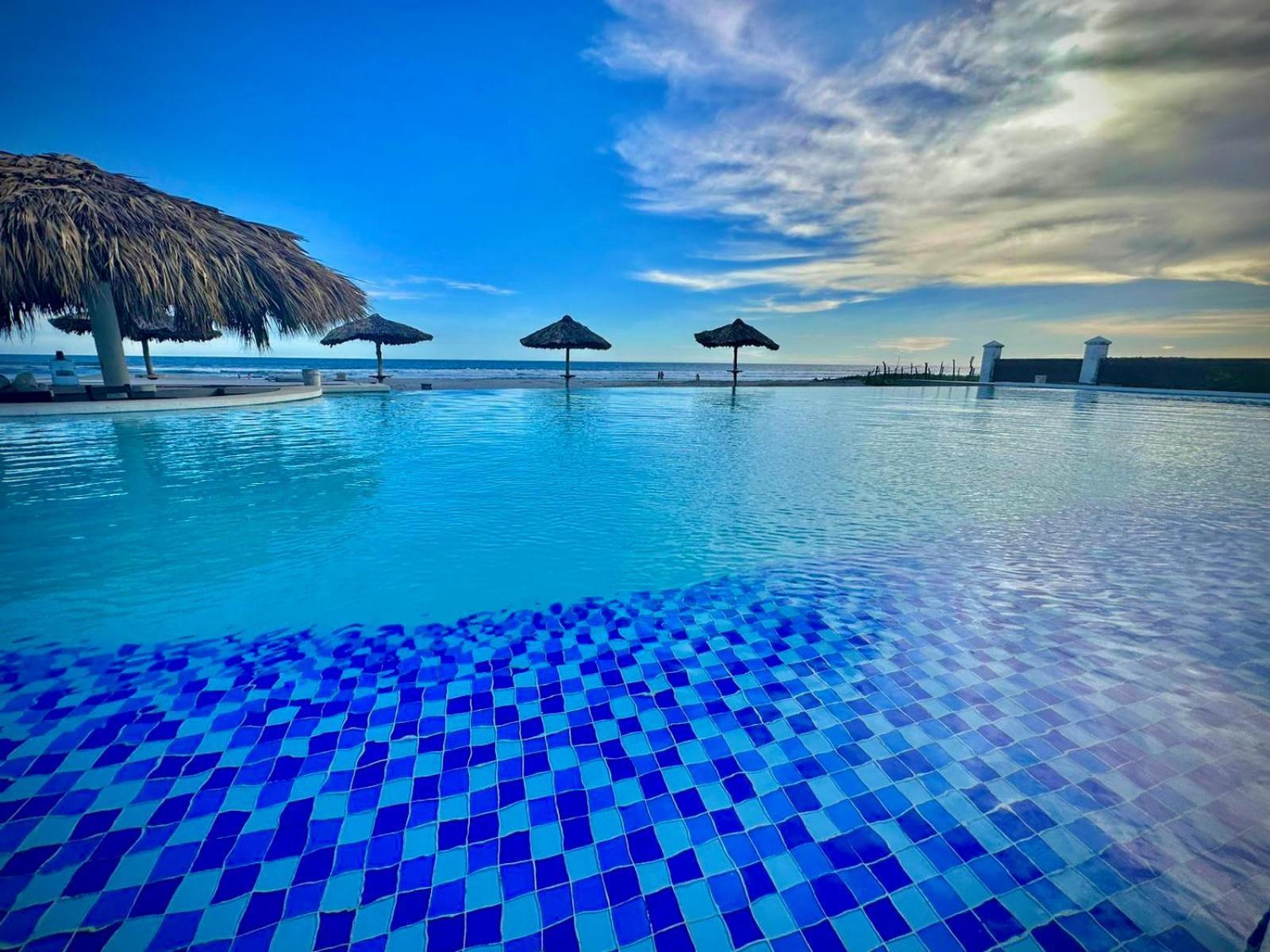 Hotel Tesoro Beach San Luis La Herradura エクステリア 写真