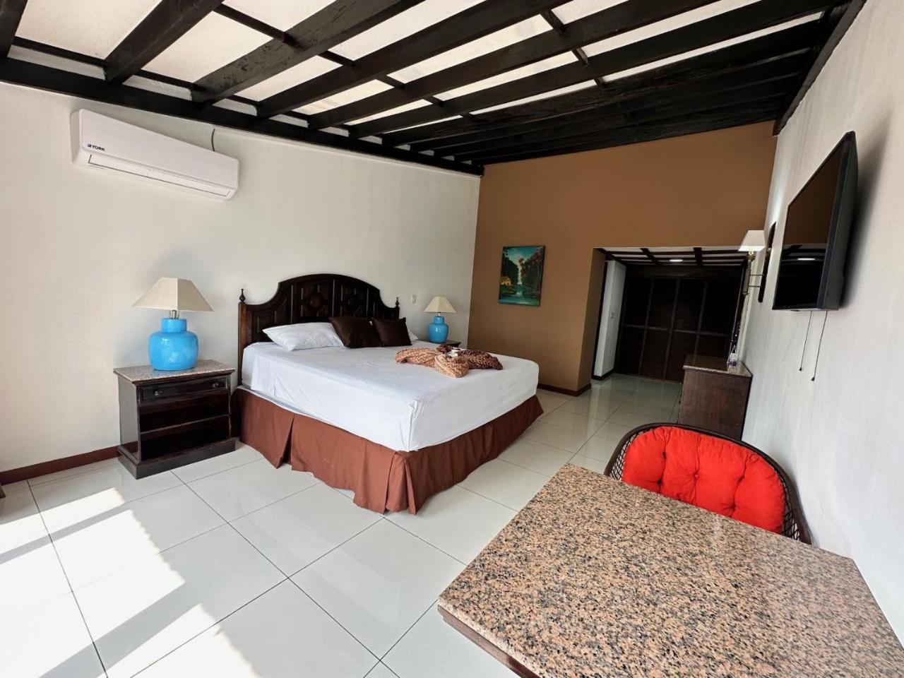 Hotel Tesoro Beach San Luis La Herradura エクステリア 写真